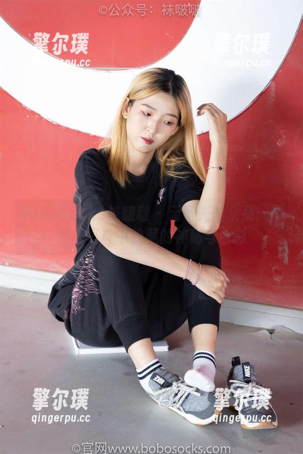 BoBoSocks袜啵啵-朵朵 BoBoSocks袜啵啵 - 无圣光的朵朵:厚黑丝写真中隐藏的神秘与色彩