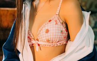 GIRLT果团网 – 快来看看松果儿的丝袜图包，高清细节，简直让人想多看几眼！