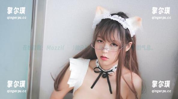 在线目睹：Mozzi(모찌)的白衬衫，原图透出一丝不羁的气息。