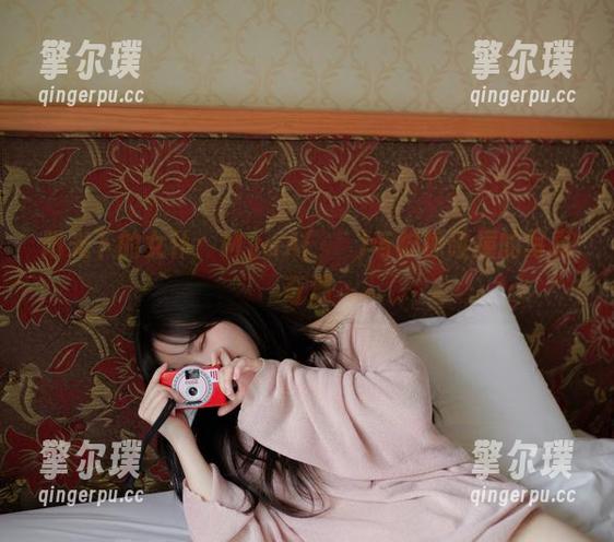 阳光下的女仆：MyuA(뮤아)与柠檬碰撞的写真奇遇