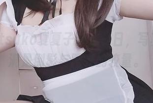 当Natsuko夏夏子遇上夏日，写真集里满是倒影与阳光的较量。