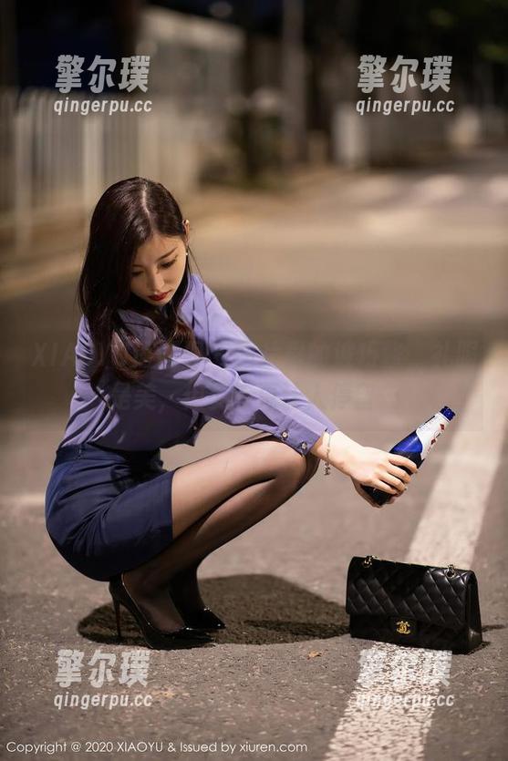 XIAOYU语画界 - 图片里的波巧酱，礼服是美，但姿态更让人停留…