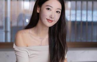 Xiuren秀人网 – 在ALICE梁紫轩的红裙世界里，快来下载一下，准备好心跳加速了吗？
