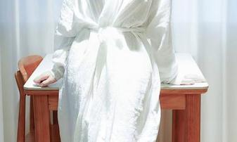 Xiuren秀人网 – 就这样，Emily顾奈奈酱在原图里化身女仆，等着我们去一探究竟！