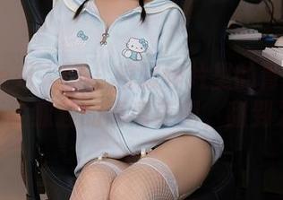Xiuren秀人网 – 校服碎片里的青春：FoxYini孟狐狸的高清美图，甜到发腻！