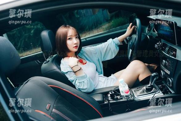 yeeun孙乐乐的[Loozy]作品：无圣光照亮图书管理员女孩的那些日常瞬间