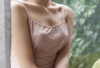 克拉女神 – YOYO的粉色写真：照片里的甜蜜，仿佛一口棉花糖！
