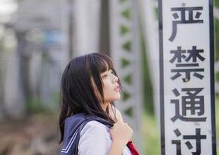 兔玩映画图库：白丝与灰色格裙的奇妙共舞，快来分享你的感受！