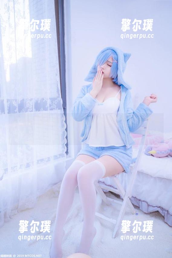 青春的味道？喵糖映画的制服灰丝写真美图很特别