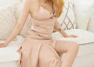 嗲囡囡 – luna张静燕的写真：我发现娇柔姿态的美好，简直让我心痒，没办法自拔。