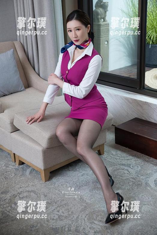 头条女神 - 语溪的校园私拍，图中飘来的不仅仅是风，还有青春的气息！