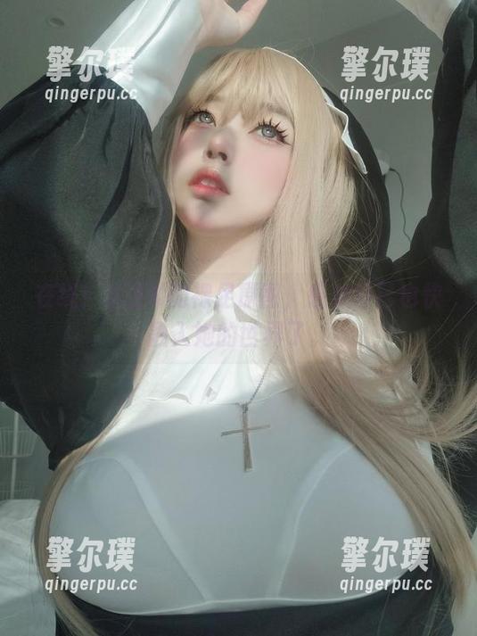 女主K 在线!女主K的裸足原图,感觉自己也快融入她的世界了。
