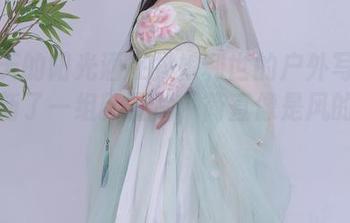 当秋天的阳光洒在抖娘利世的户外写真上，更新了一组新图片，简直像是风的呢喃！