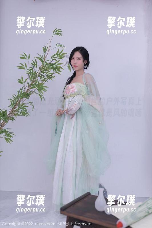 抖娘利世 当秋天的阳光洒在抖娘利世的户外写真上,更新了一组新图片,简直像是风的呢喃!