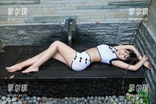 推女郎 - 李七喜学妹的大尺度美图，下载时请轻声哦！