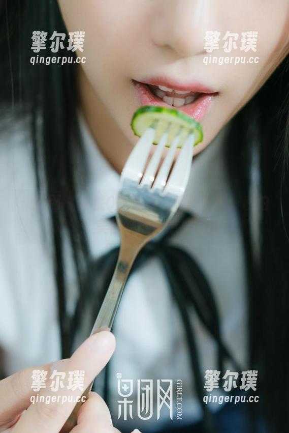 果团网-蜜桃Q妹儿 果团网 - 蜜桃Q妹儿教你捉拿肉丝,私拍美图技能满点!