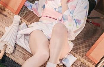 在ck浴室里，神沢永莉的蓝白泳衣cos合集，心跳加速的夏日幻梦。
