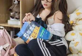 秋天的第一杯图包：神沢永莉的CKT前开卫衣黑丝牛仔裤私拍，让我觉得喝咖啡也没有那么重要了！