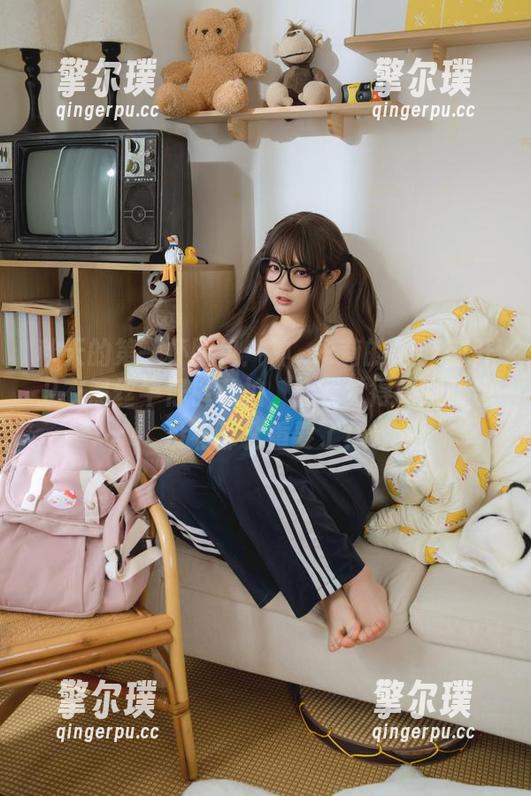 神沢永莉 秋天的第一杯图包:神沢永莉的CKT前开卫衣黑丝牛仔裤私拍,让我觉得喝咖啡也没有那么重要了!