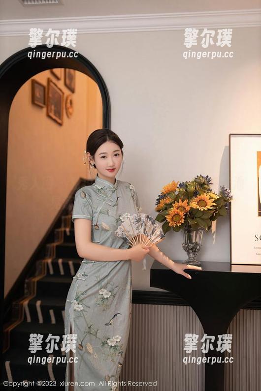秀人网 - 私拍合集看这里！程程程在泳池晃荡，你的目光在哪里停留？