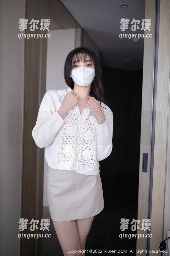 秀人网 - 在天台的灵感瞬间，金小依的独家写真资源，难道我也是摄影师？