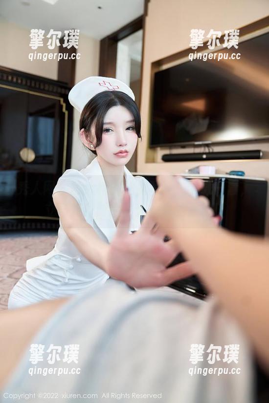 秀人网 - 陈大榕的丝袜写真：下载一套，立马变身时尚达人，真的假的！