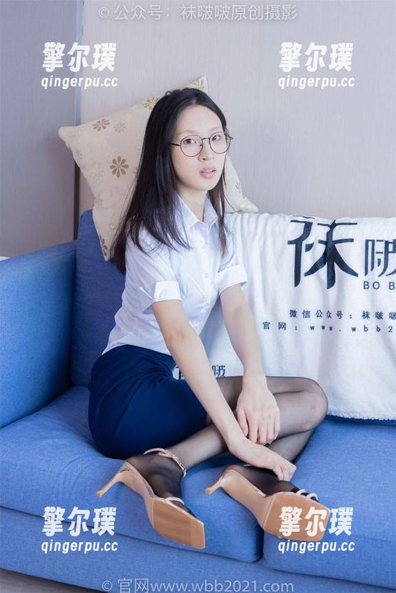 袜啵啵-小沫 袜啵啵 - 写真的另一面:小沫与她的自然穿搭,脏白棉袜让人意外的亲切感,唔,有点小怦然。