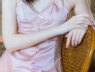 许岚LAN黑丝制服写真更新：时尚与妩媚的完美结合，赞到不行！