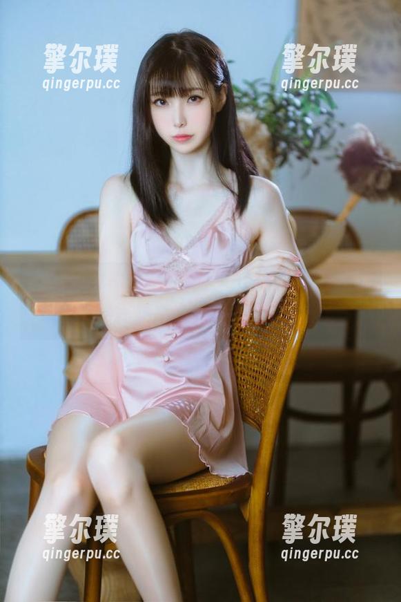 许岚LAN 许岚LAN黑丝制服写真更新:时尚与妩媚的完美结合,赞到不行!