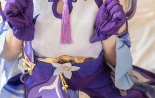 里见年一x甘雨：精选作品集，目光不自觉地被吸引过去。