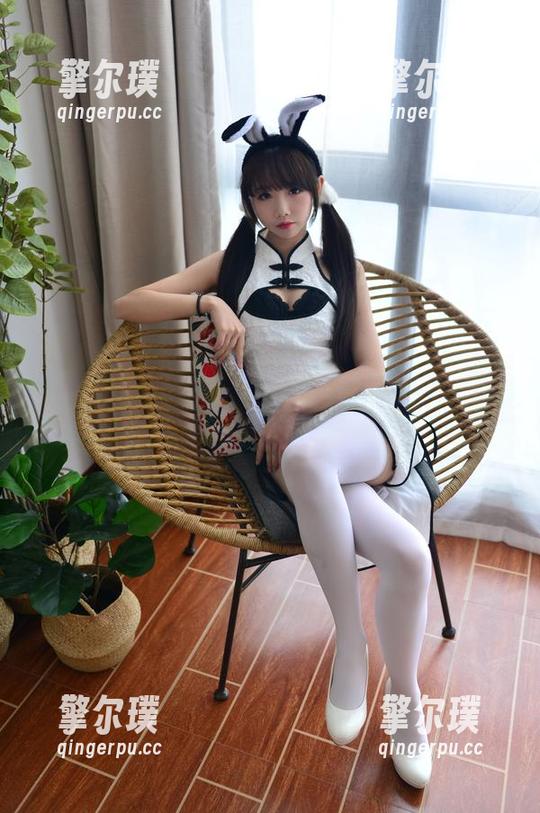 雪琪SAMA 雪琪SAMA的度假套图:当她穿上那件清新的裙子,阳光仿佛也想脱离地心引力!