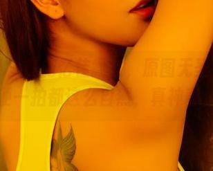 青豆客 – 在施忆佳教室，原图无圣光，随便一拍都这么自然，真神奇。